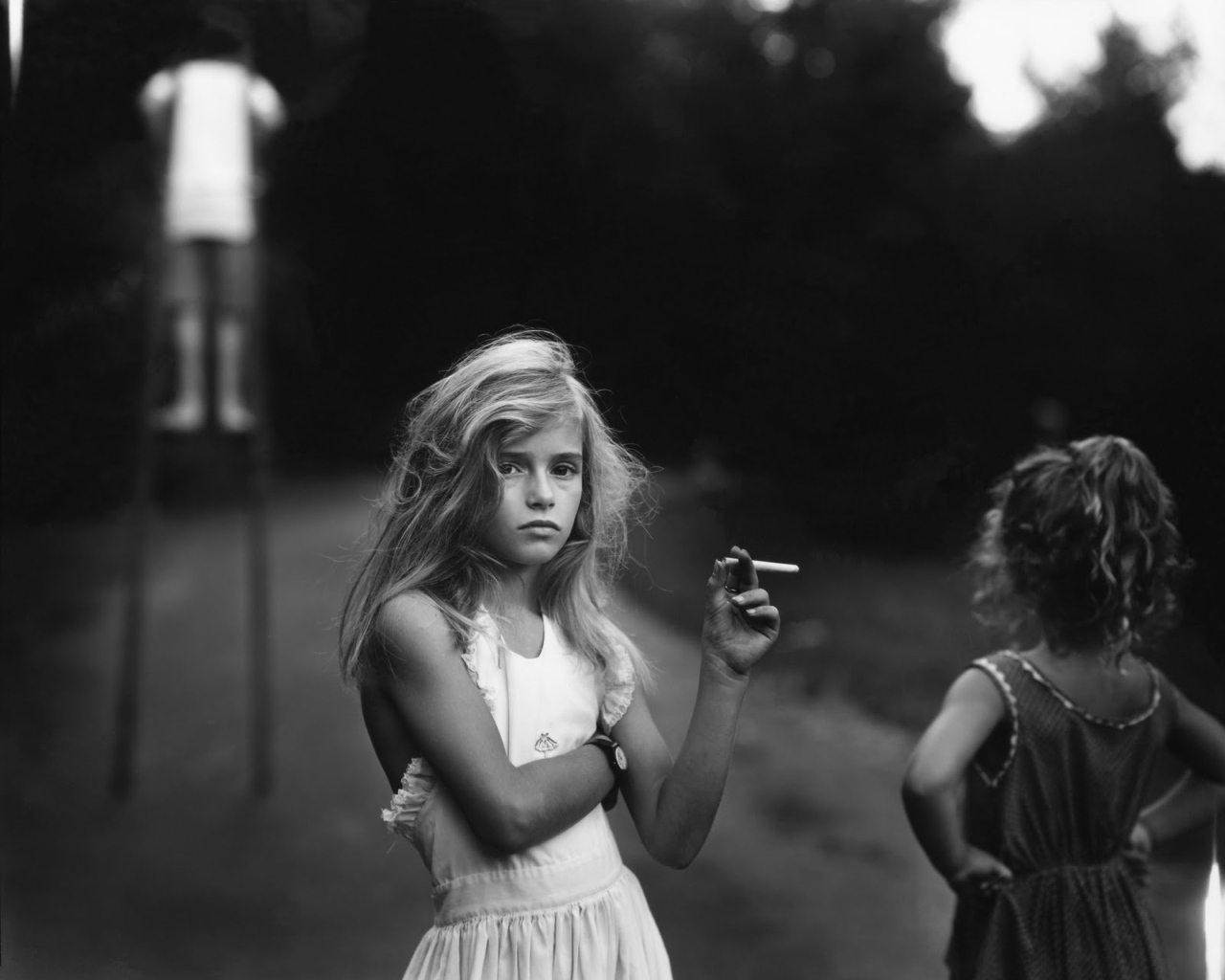Фотография девочки с сигаретой