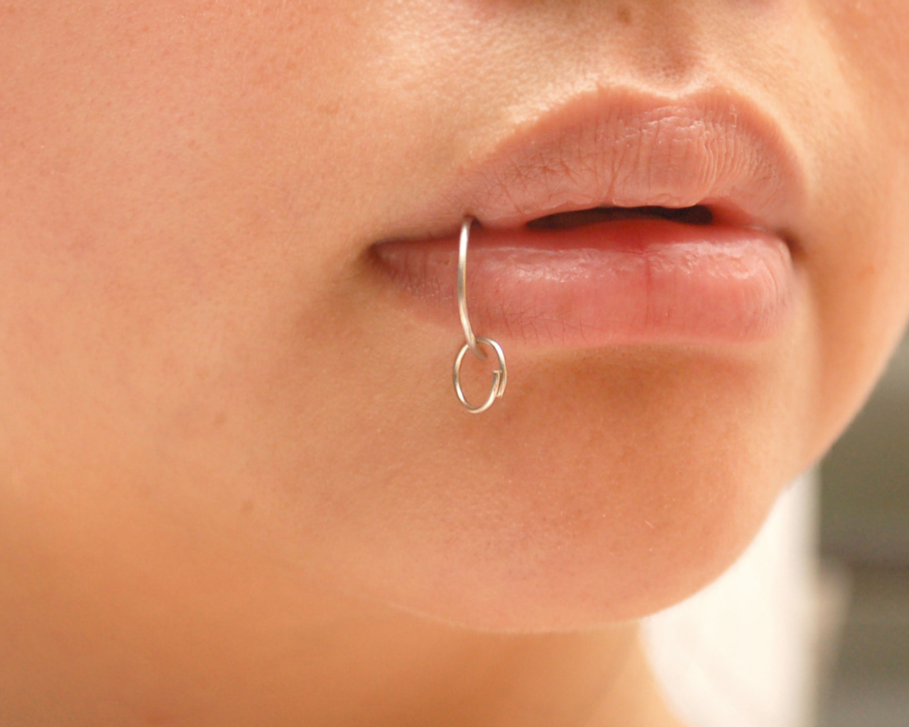 Пирсинг в губе у девушки