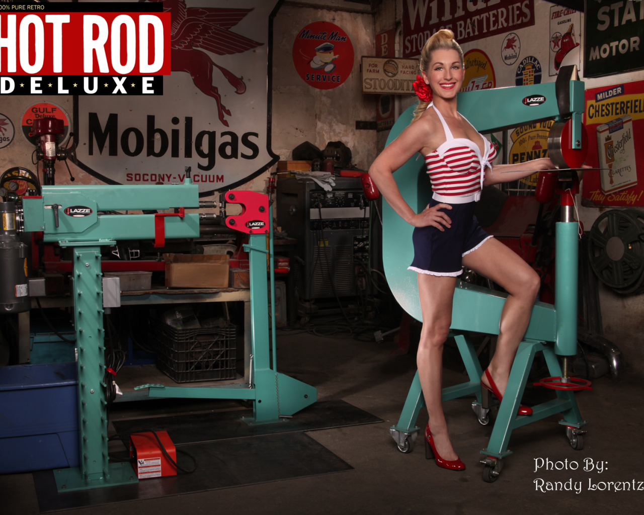 Пин Ап девушка в автосервисе