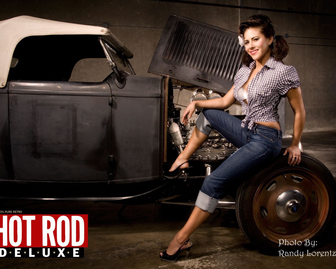 Пин Ап девушка возле классического авто