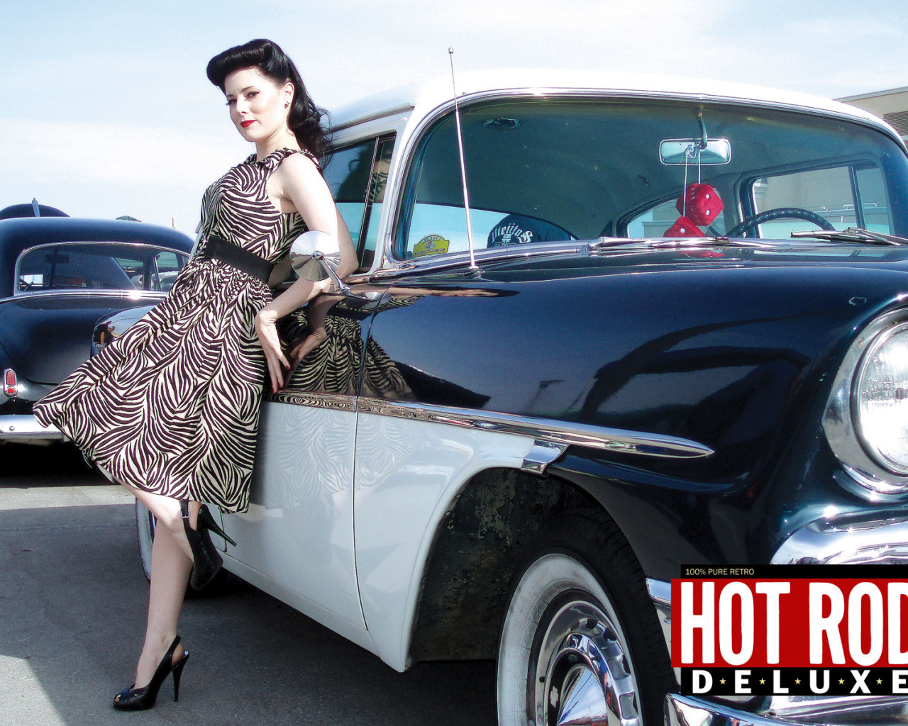Пин Ап девушка возле ретро автомобиля из прошлого