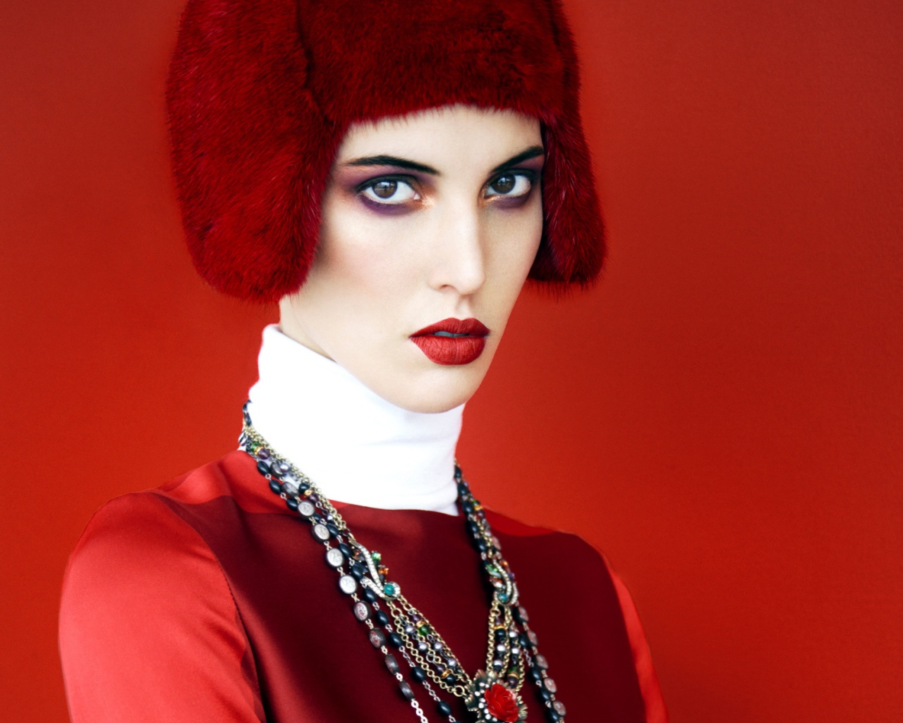 Портрет девушки в красном