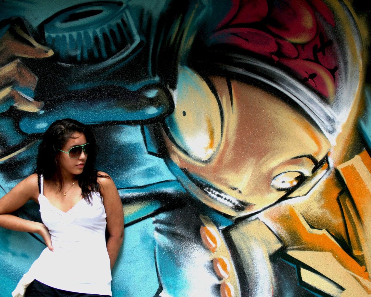 Красивая девушка и яркое граффити