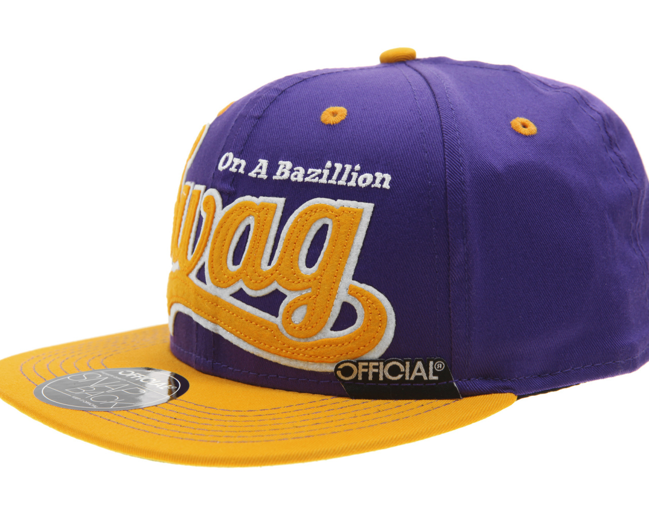 Фиолетовая кепка swag на белом фоне