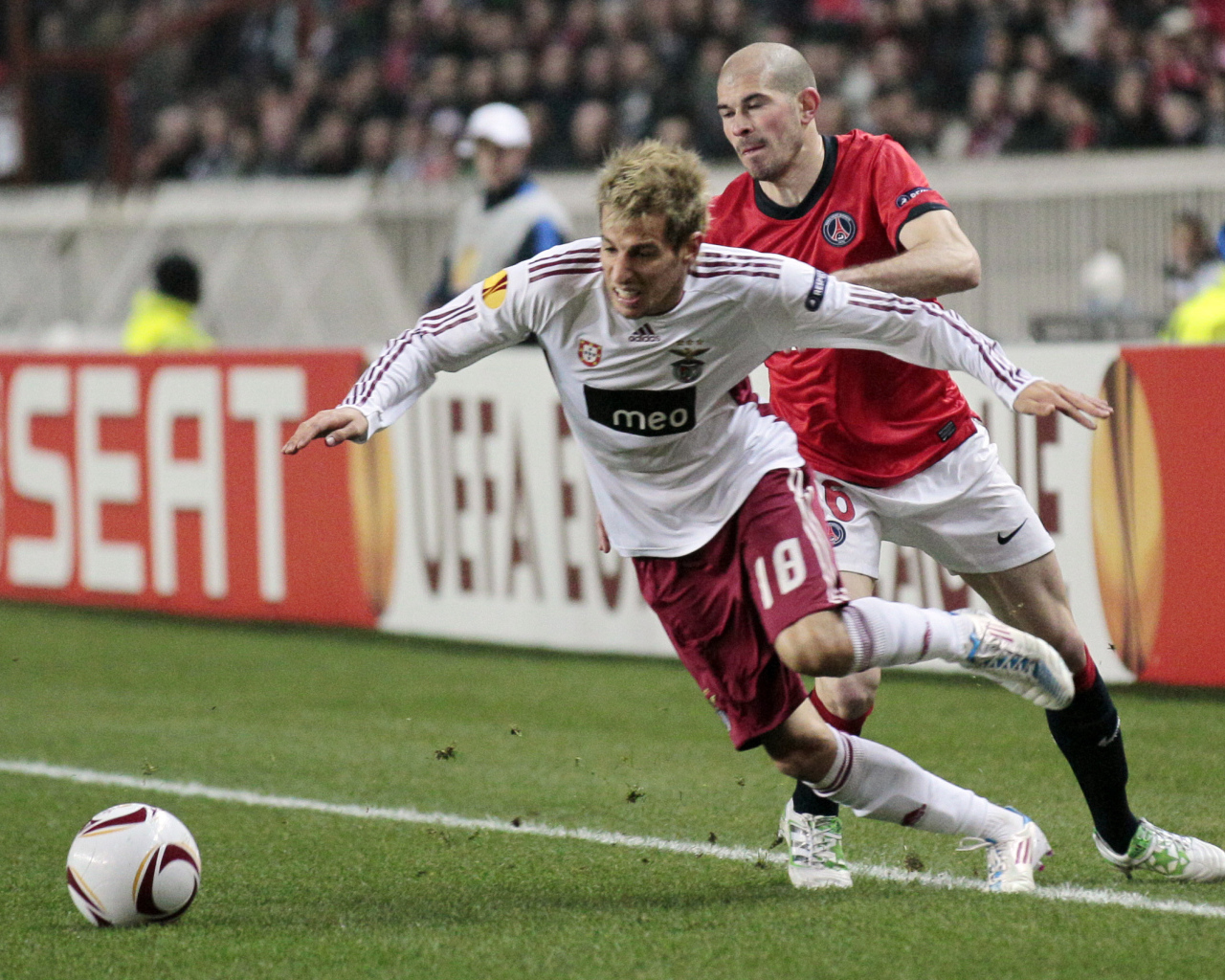 Реал Мадрид Фабиу Коэнтрау борется за мяч