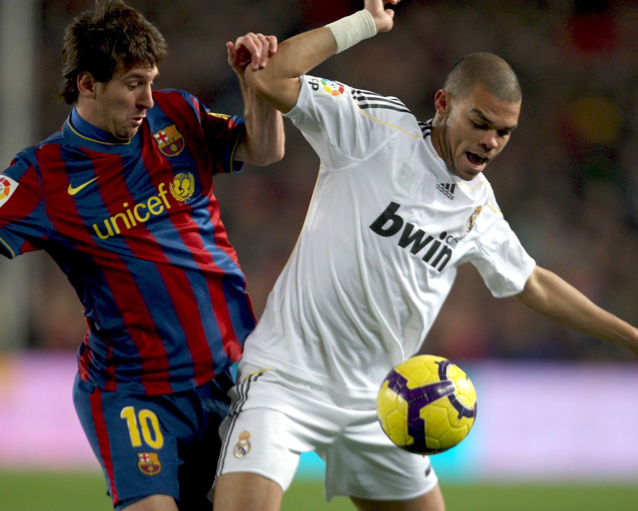 Real Madrid Pepe is fighting for the ball
