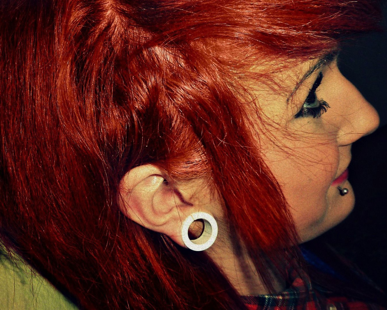 Девушка рыжеволосая с пирсингом в губе