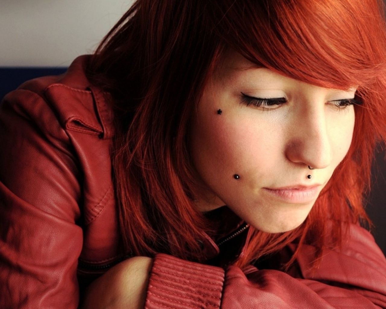 Девушка рыжеволосая с пирсингом на лице