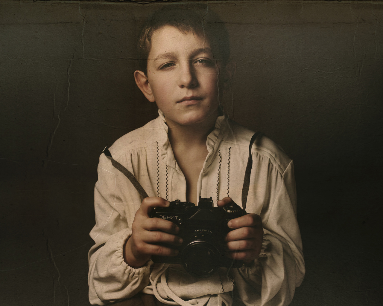 Селфи молодого фотографа с фотоаппаратом Зенит