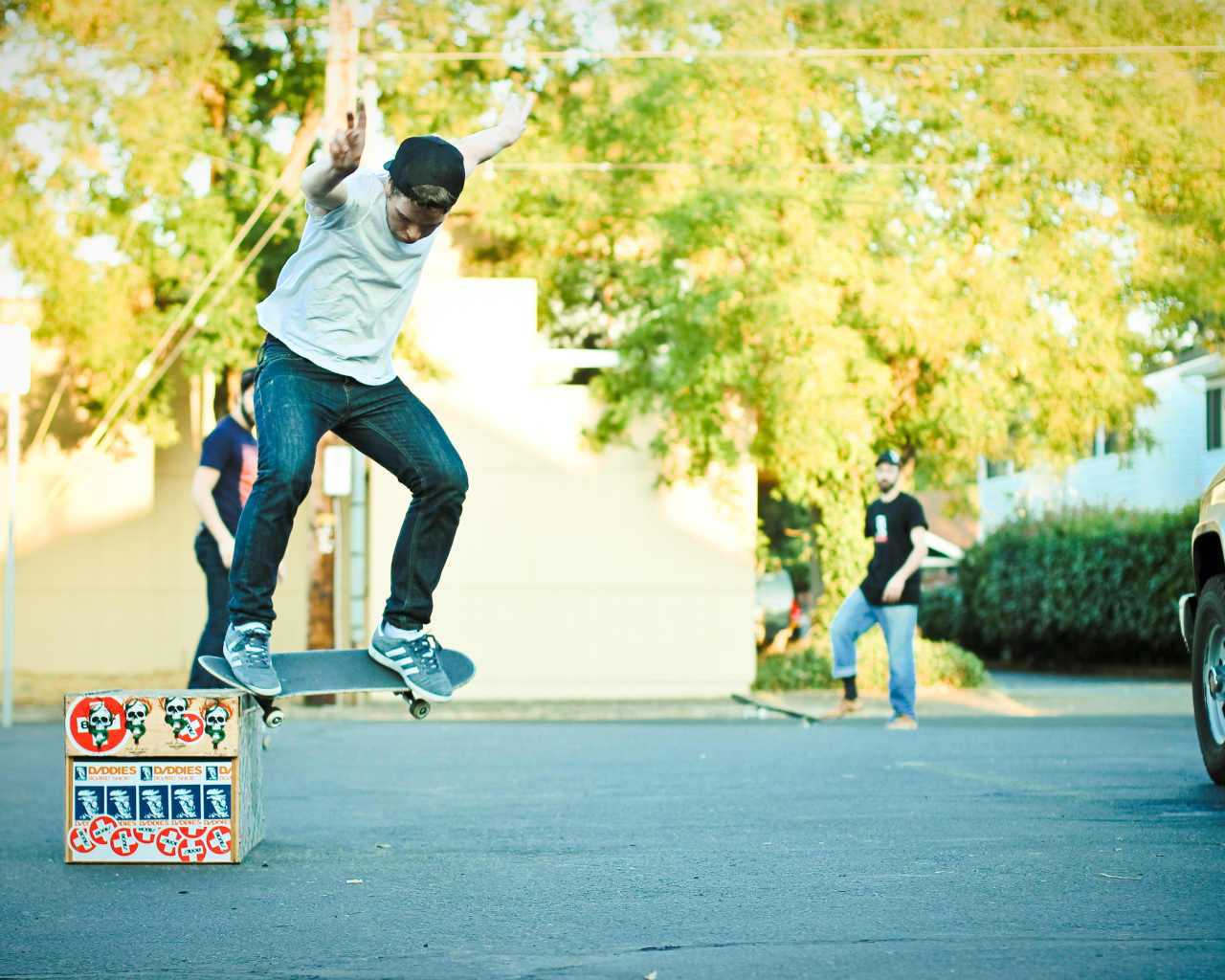 Скейтер выполняет трюк