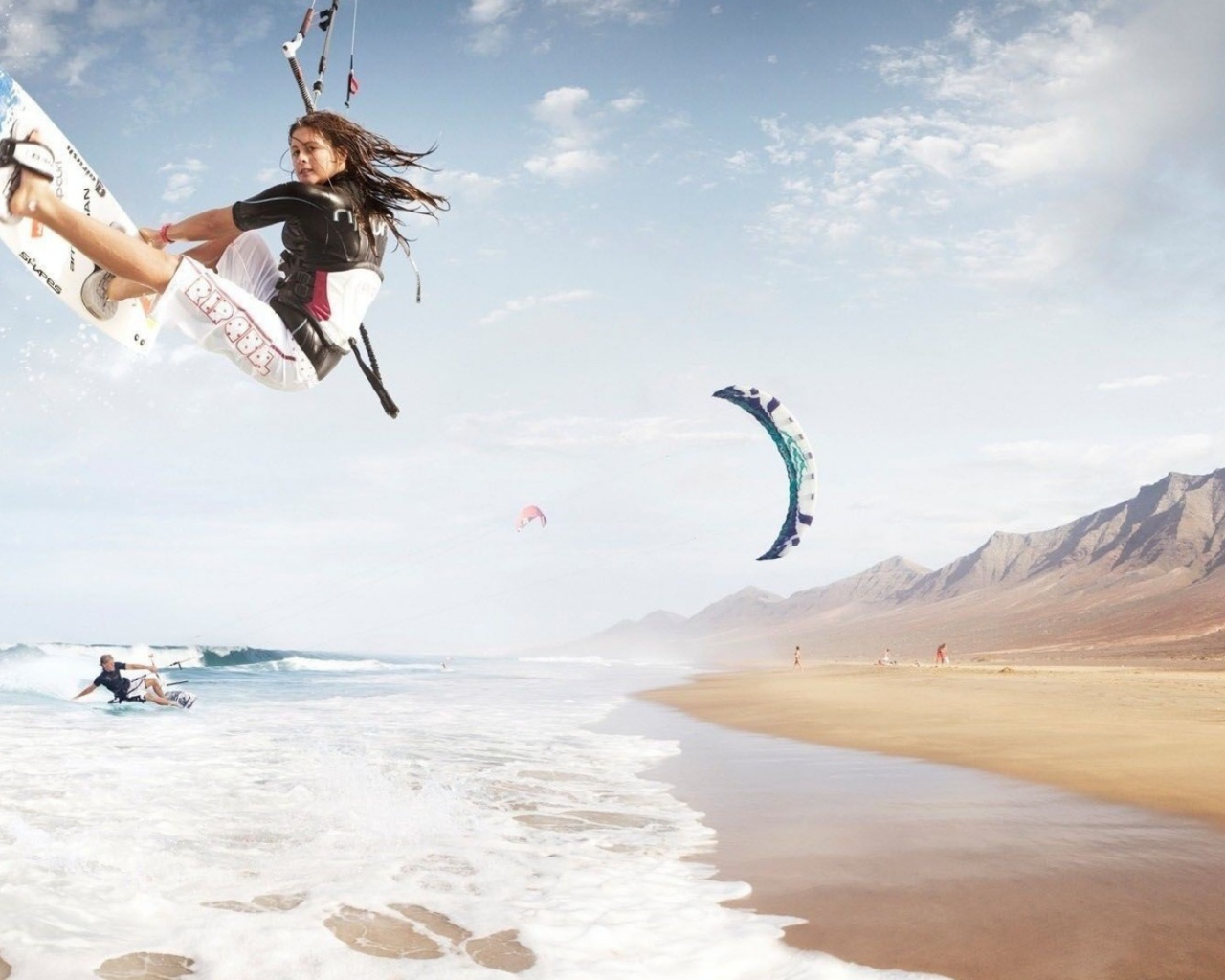 Спортивные девушки на фоне гор