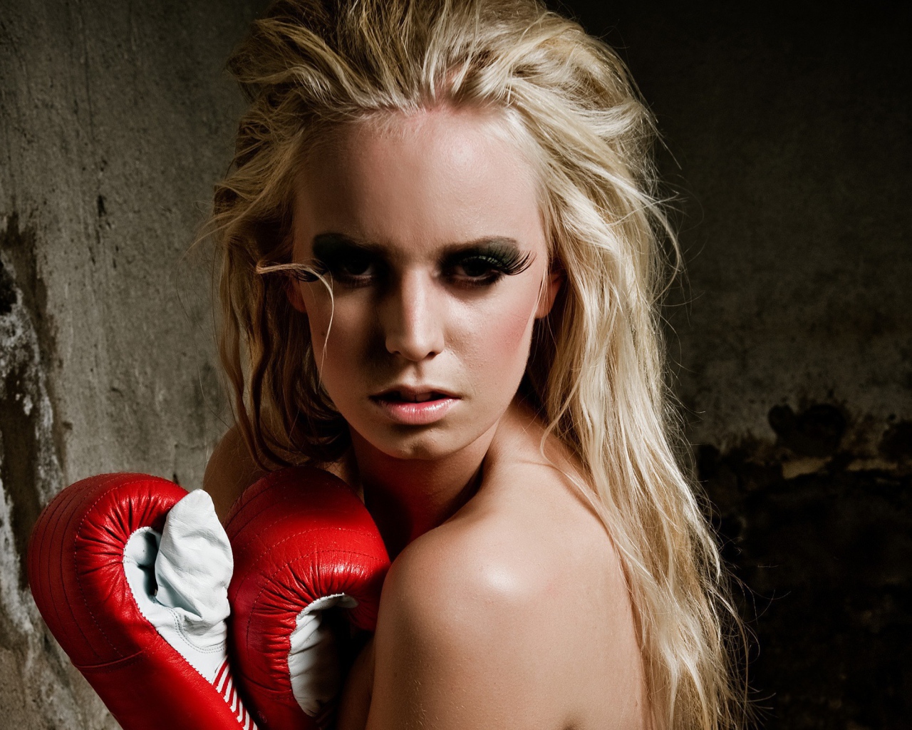 Спортивная девушка в боксерских перчатках