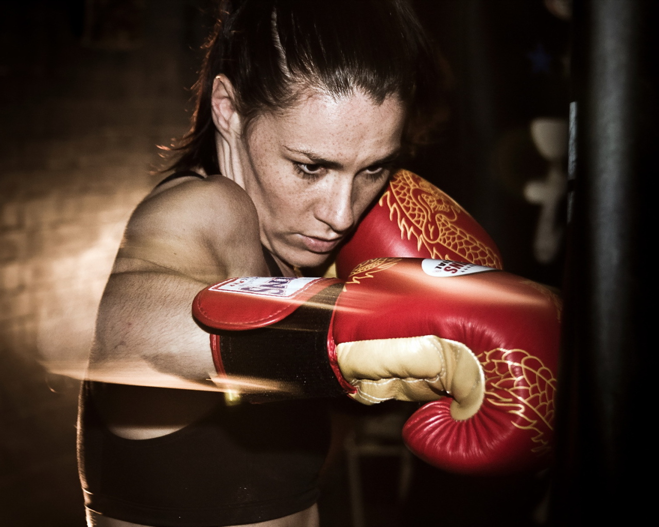 Спортивная девушка боксёр