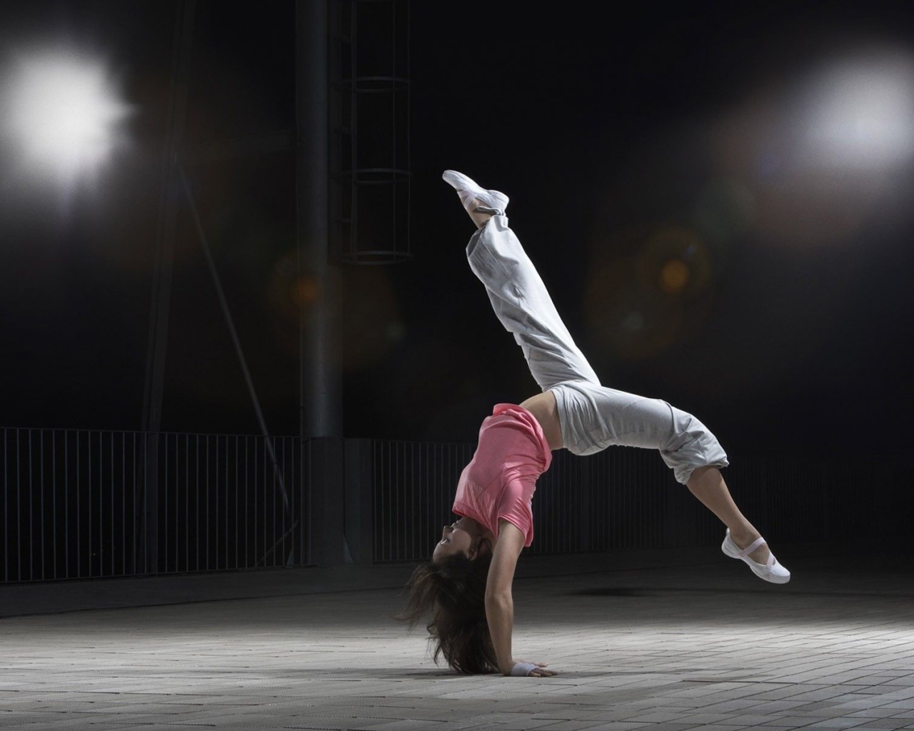 Спортивная девушка в розовом топике