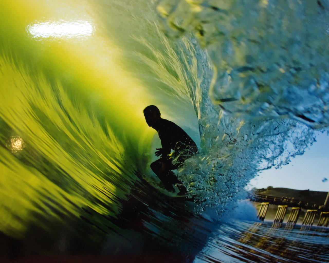 Сёрфер на волне