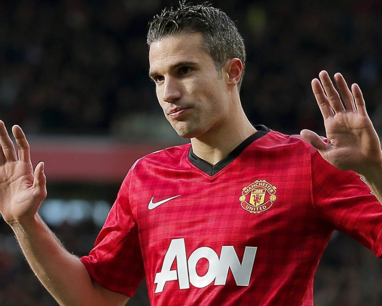 Нападавший игрок Манчестер Юнайтед Робин ван Перси получил желтую карточку