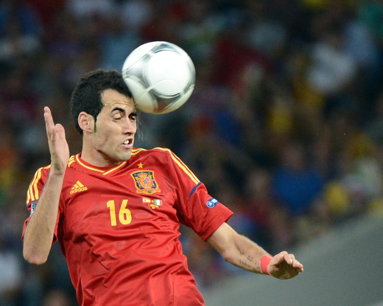 The best football player of Barcelona Sergio Busquets strikes with his head