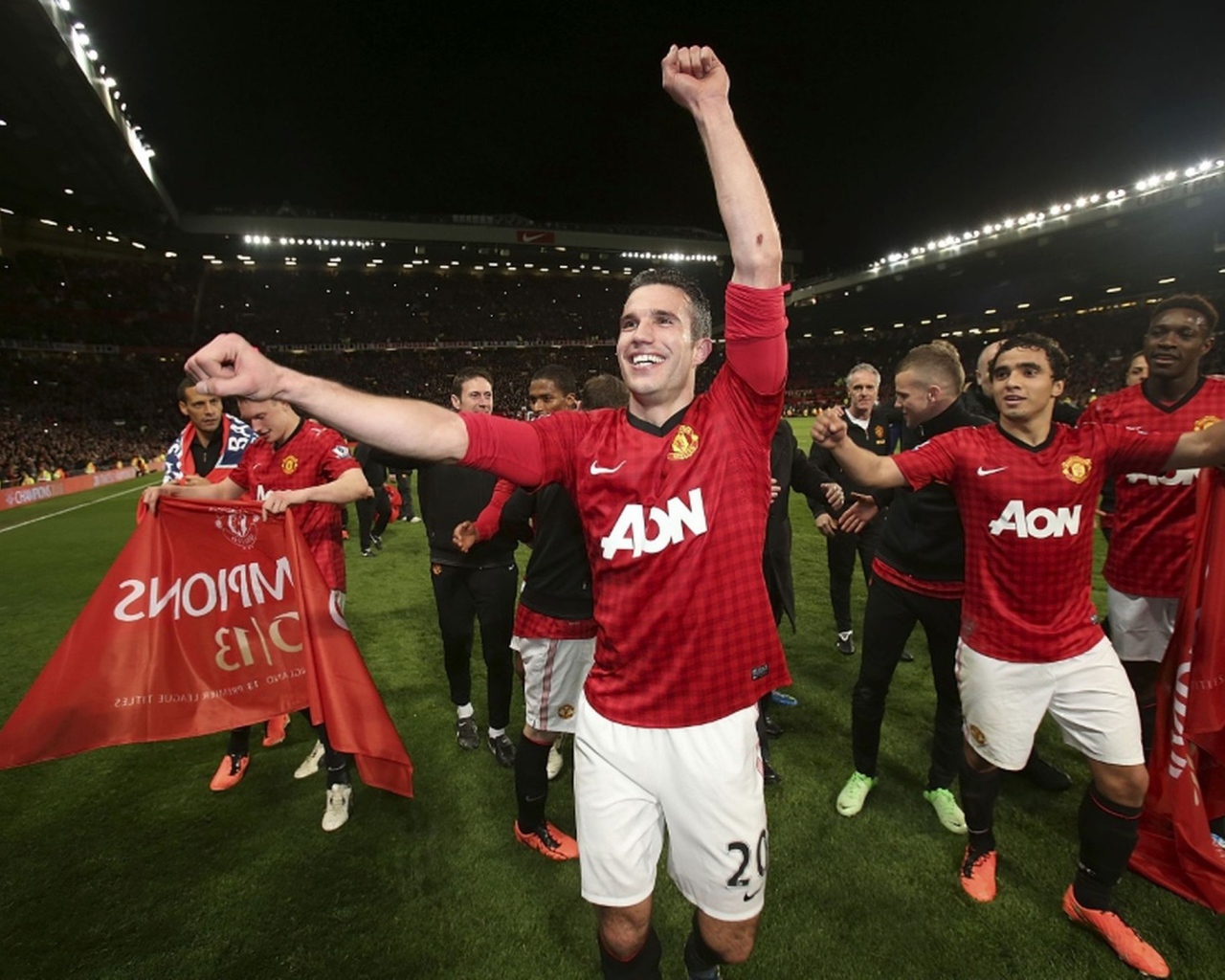 Лучший футболист Манчестер Юнайтед Робин ван Перси и его команда