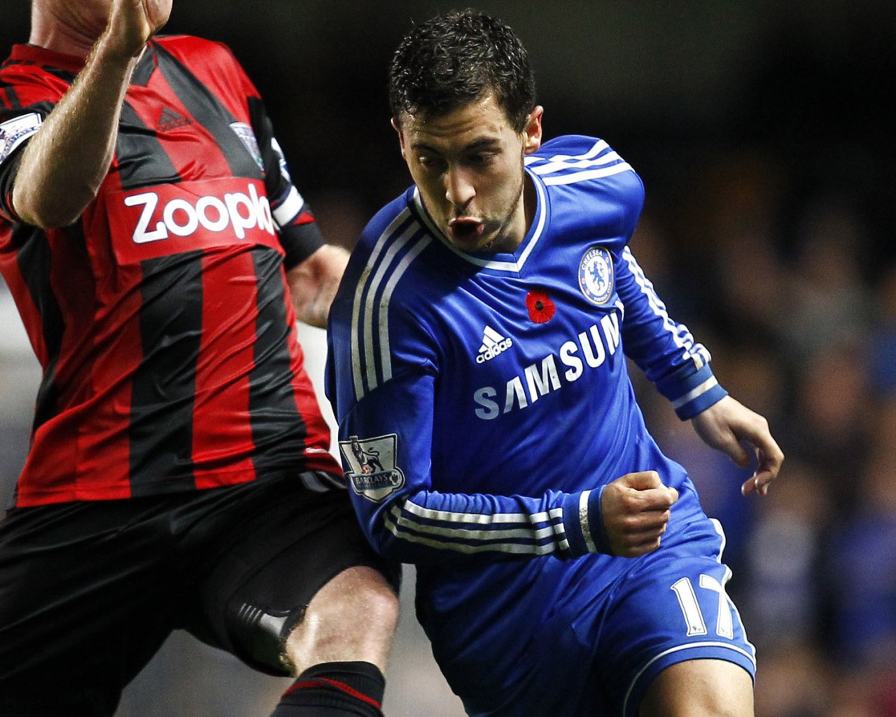  Лучший полузащитник Челси Эден Азар борется за мяч