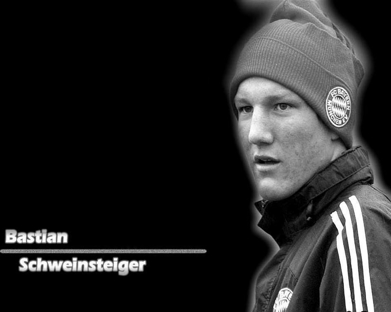 Лучшим игроком Баварии Бастиана Швайнштайгера на черном фоне