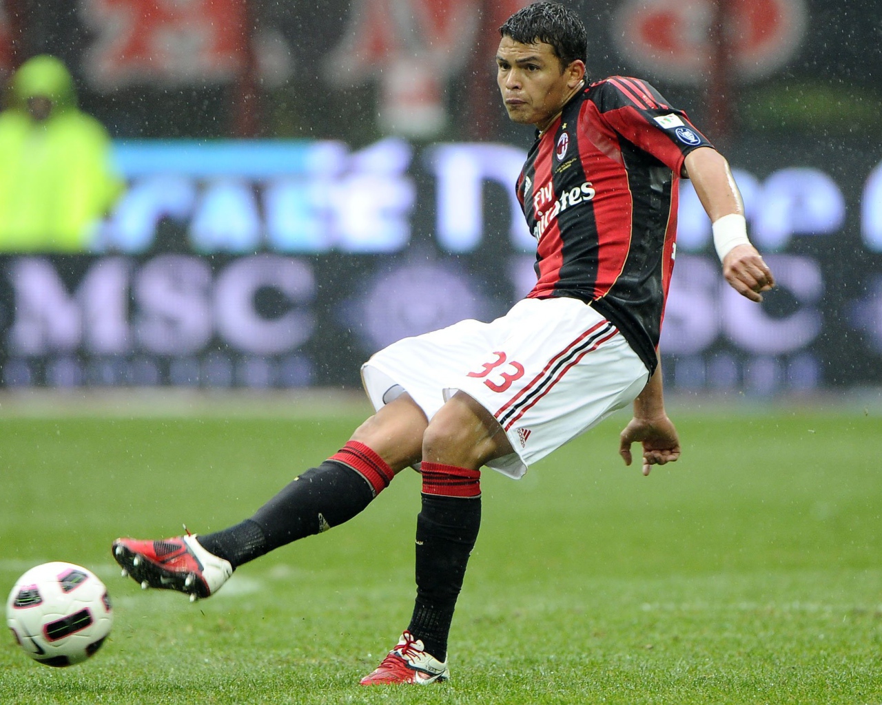 Лучший игрок ПСЖ Тиаго Силва наносит удар по мячу