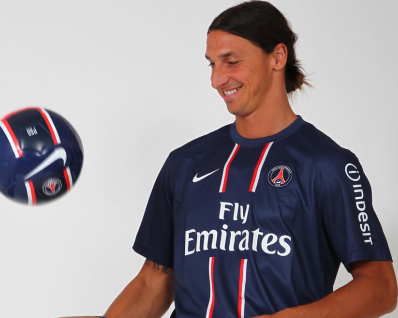 Лучший игрок ПСЖ Златан Ибрагимович с мячом