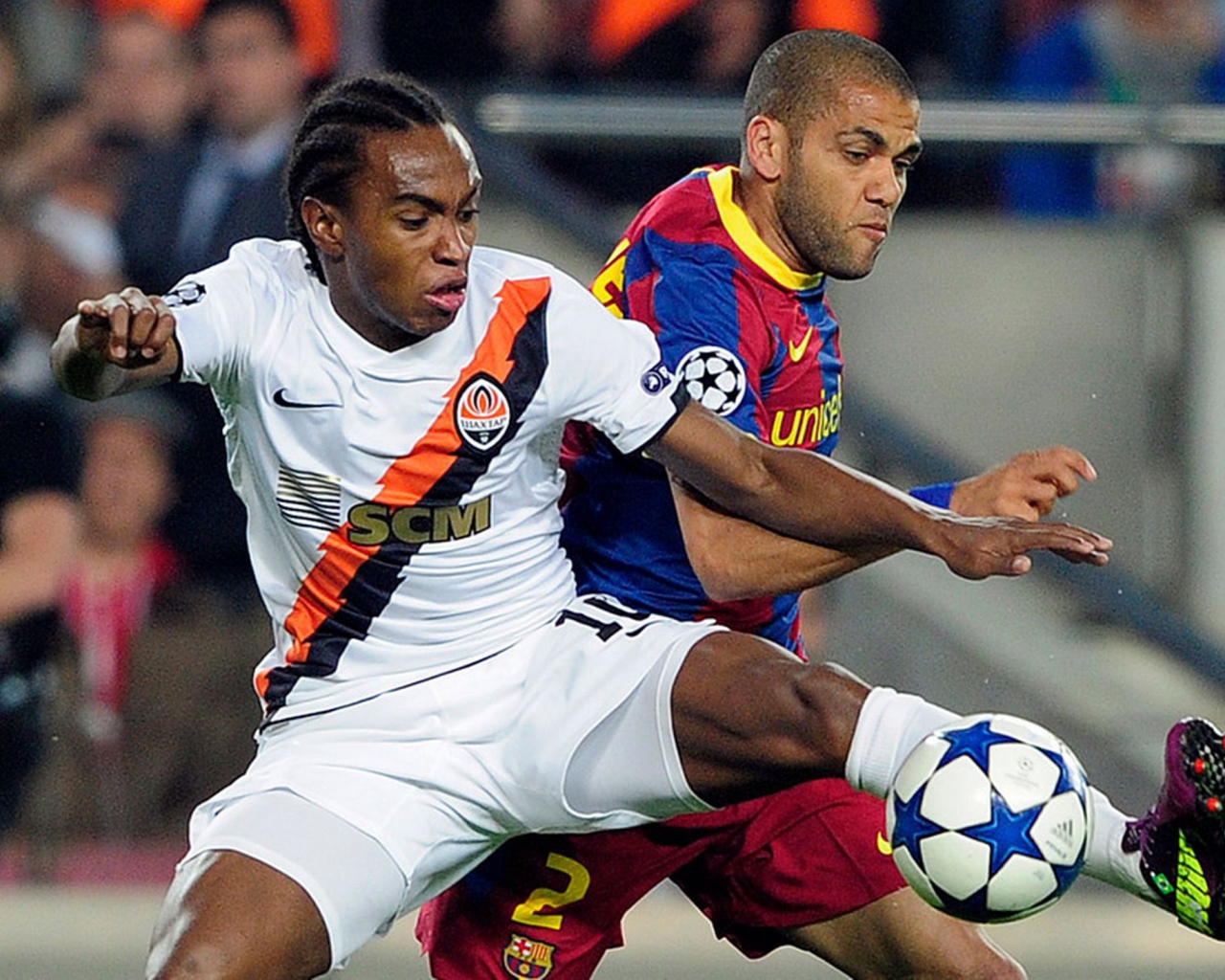 Защитник Барселоны Даниэл Алвес борется за мяч