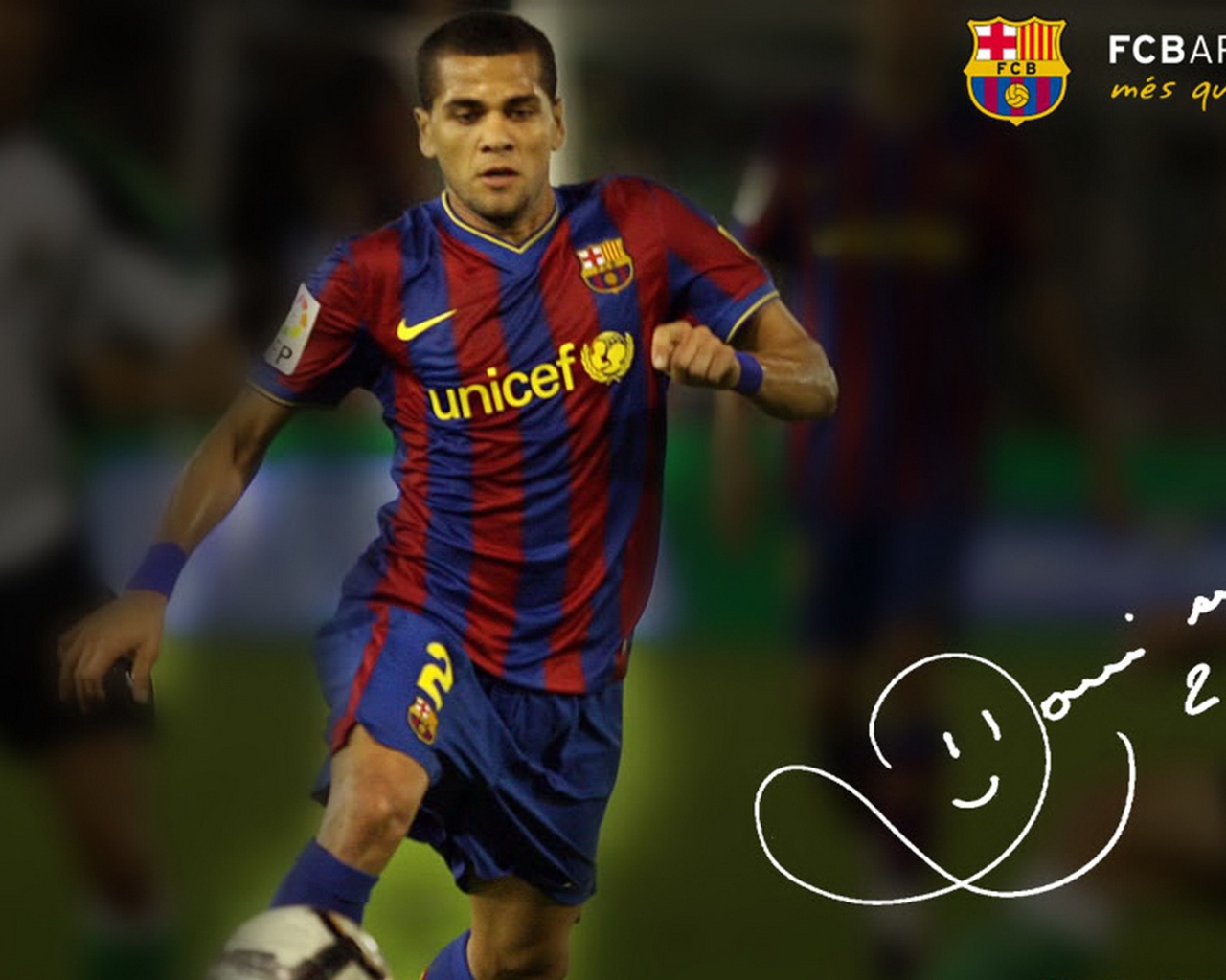 Защищающийся игрок Барселоны Даниэл Алвес