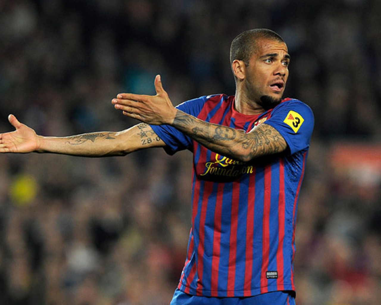 Защищающийся игрок Барселоны Даниэл Алвес получил желтую карточку