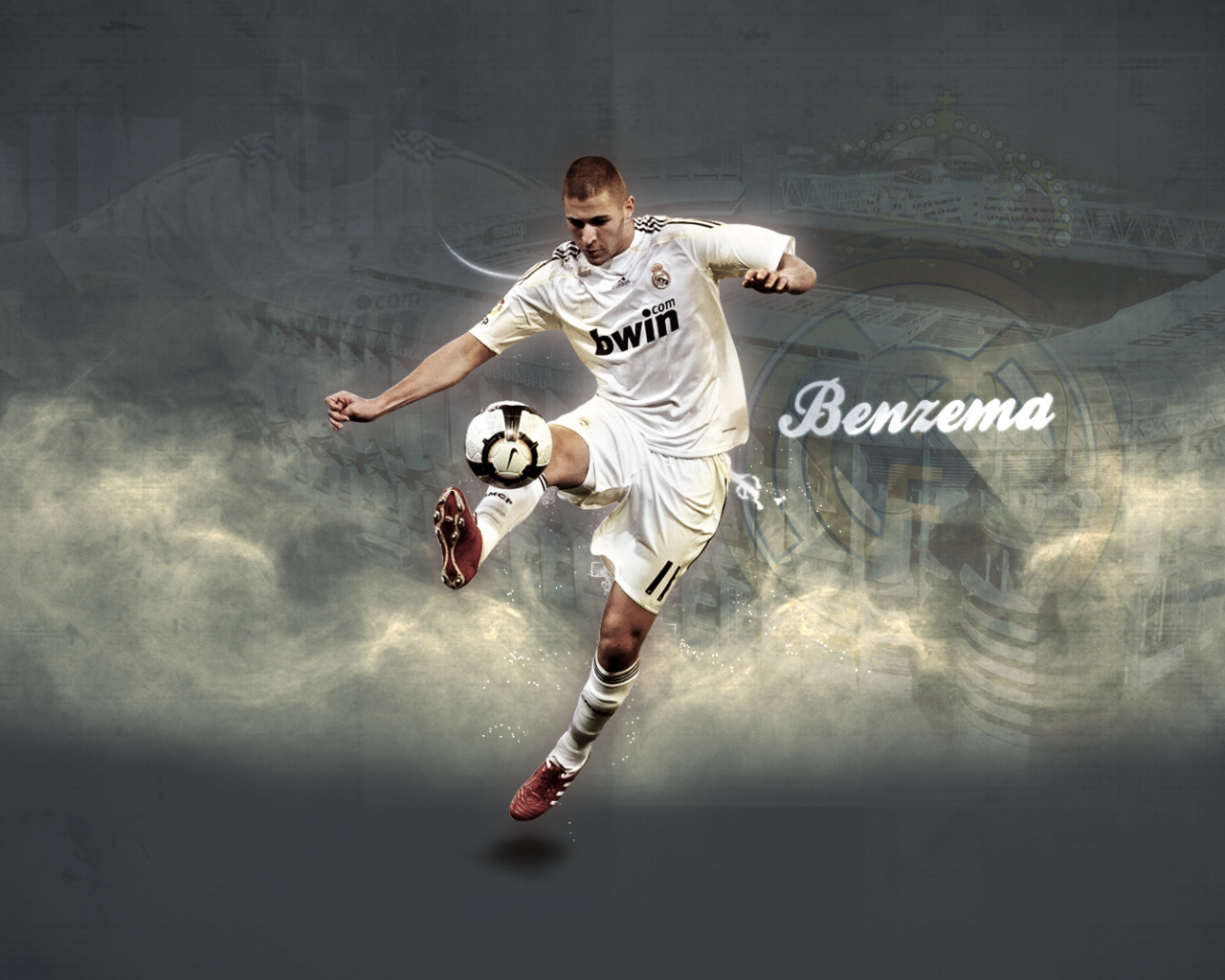 Футболист Реал Мадрида Карим Бензема играет с мячом