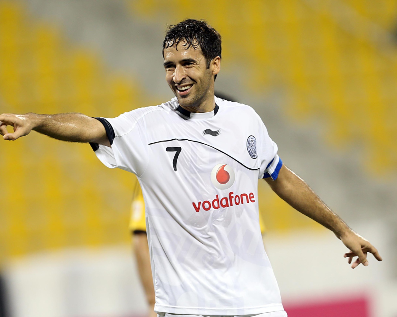 Футболист Аль Садд Рауль Гонсалес смеется