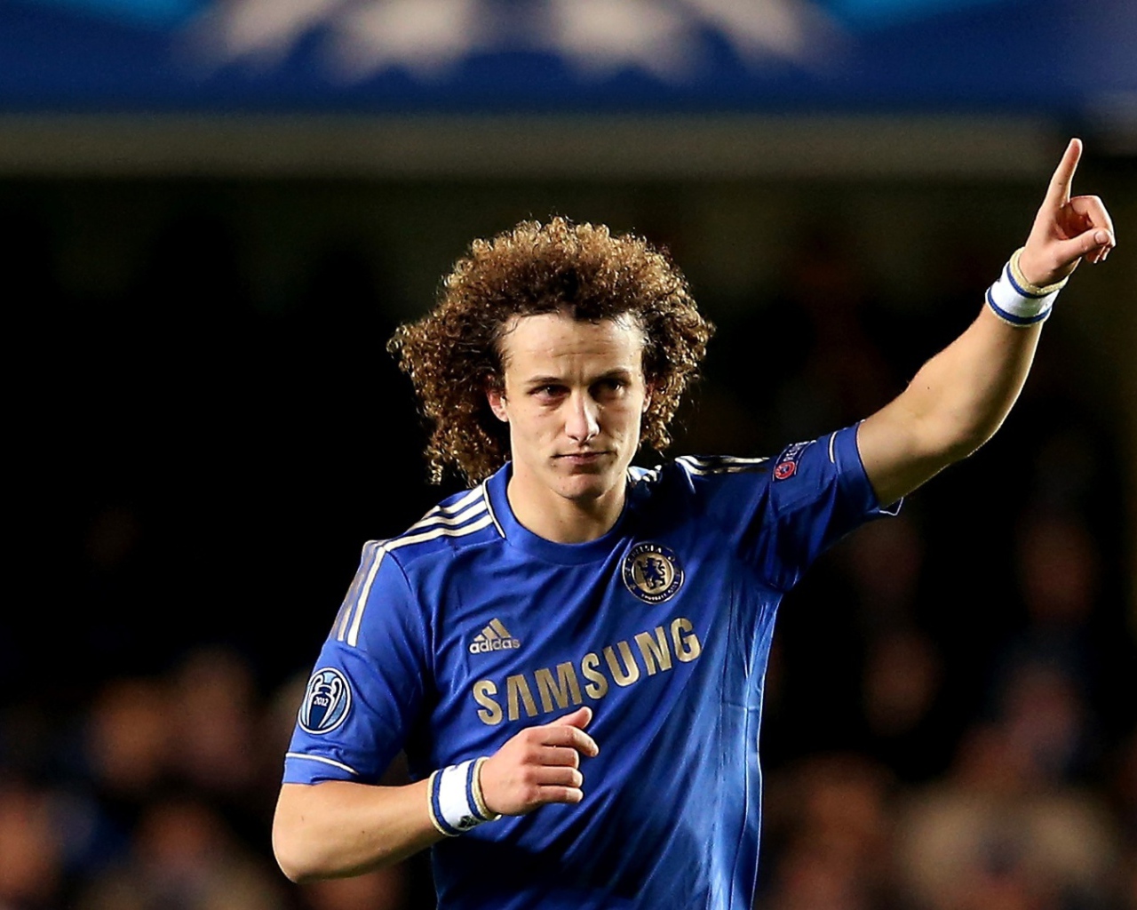  Футболист Челси Давид Луис прося передать мяч