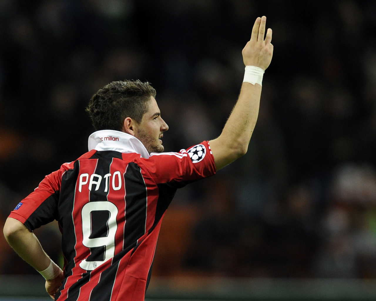 Футболист Коринфянам Алешандре Пато показывает любовь к болельщикам