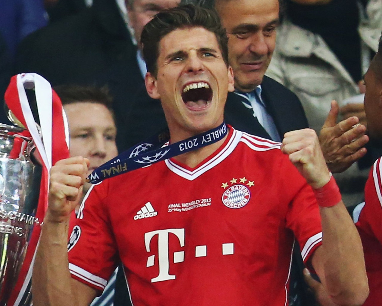 Футболист Фиорентины Марио Гомеса с медалью