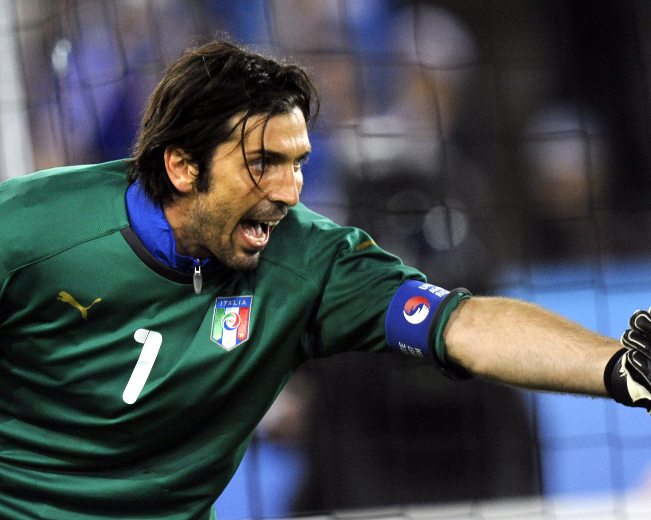Футболист Ювентуса Джанлуиджи Буффон кричит