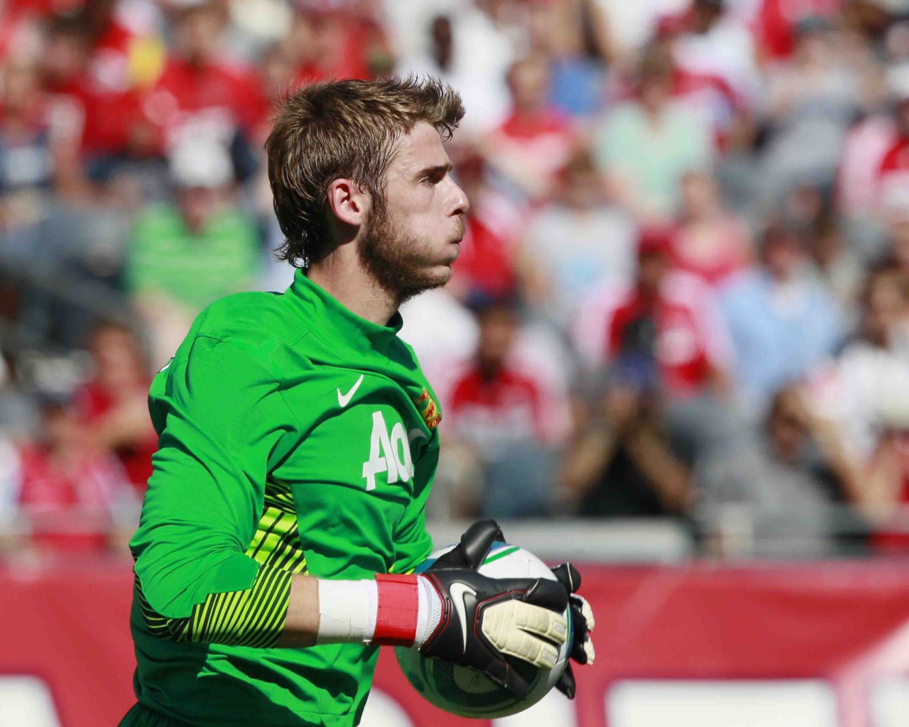 Футболист Манчестер Юнайтед Давид Де Хеа держит мяч