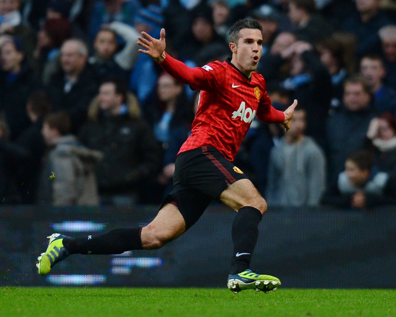 Футболист Манчестер Юнайтед Робин ван Перси забил гол