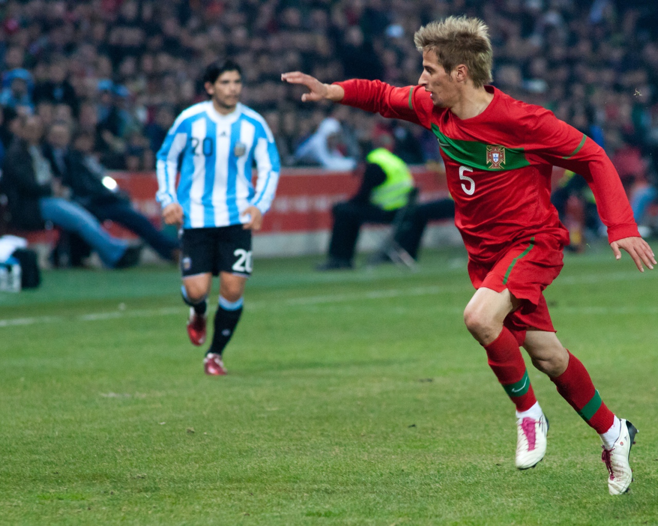 Футболист Реал Мадрид Фабиу Коэнтрау на поле