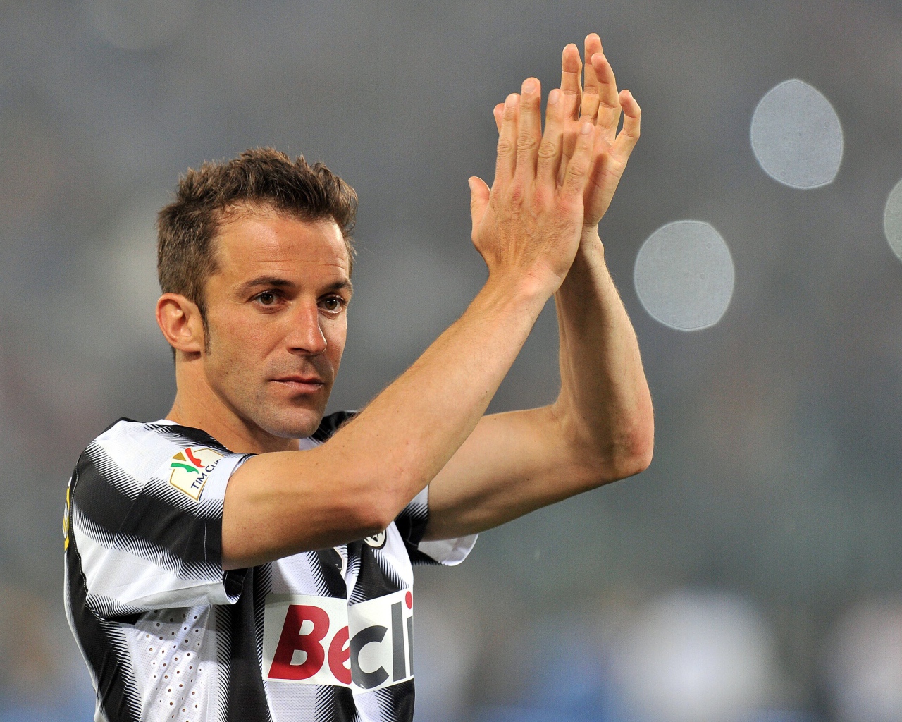 Футболист Сиднея Алессандро Дель Пьеро аплодирует своим поклонникам