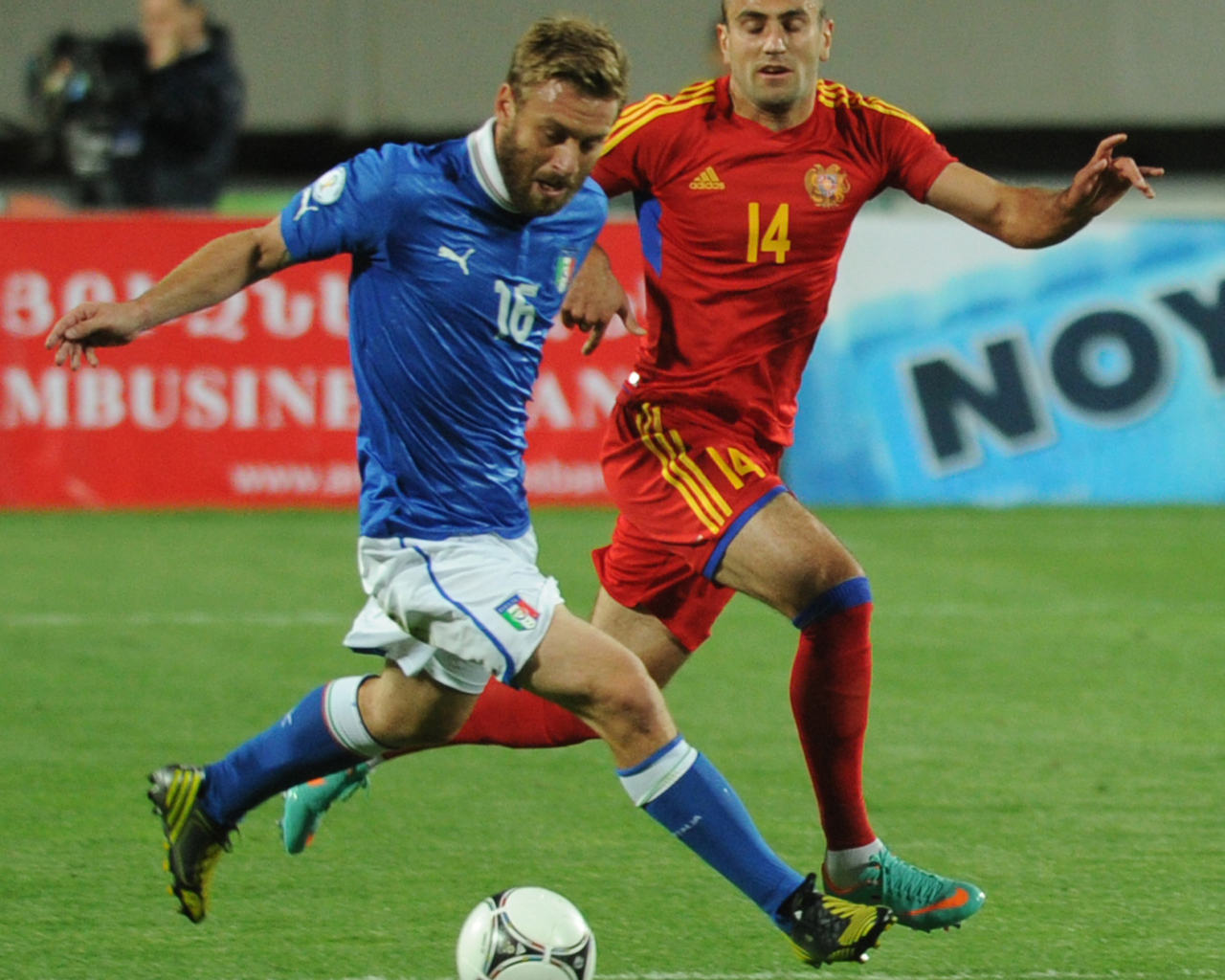  Нападающий московского Спартака Юра Мовсисян