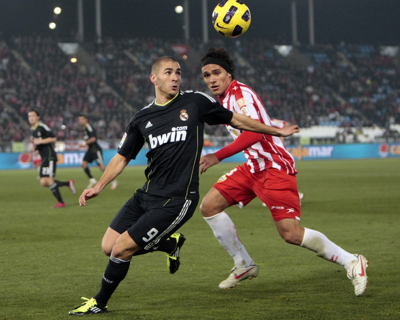  Нападающий Реал Мадриа Карим Бензема борется за мяч