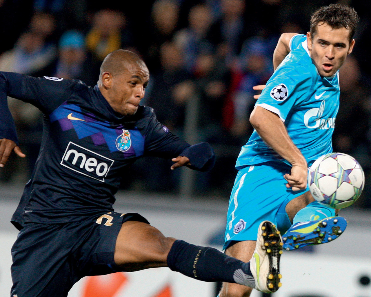 Нападающий Зенита Александр Кержаков борется за мяч