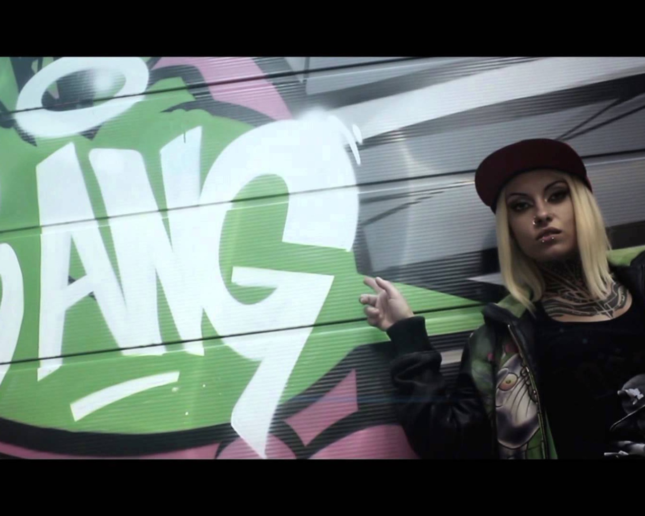 Девушка и надпись на стене Bang, swag