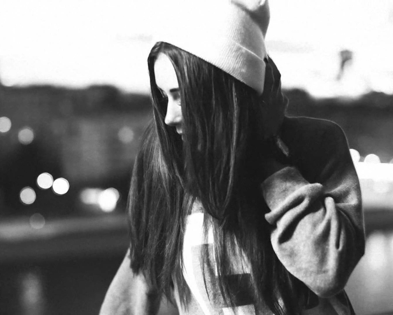 Девушка в шапке, swag