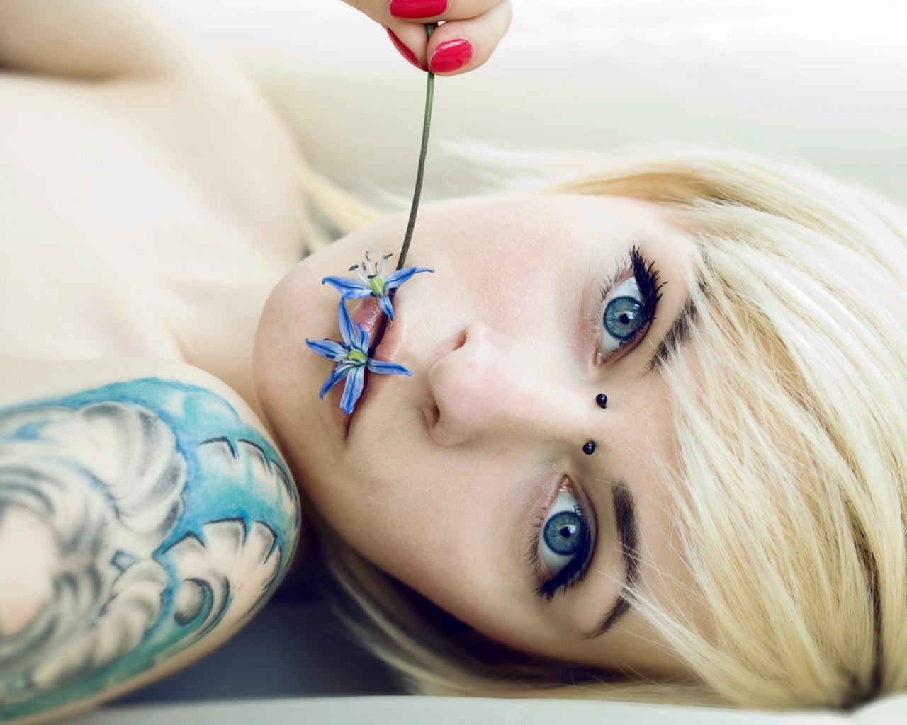 Девушка с голубыми глазами и красивой тату