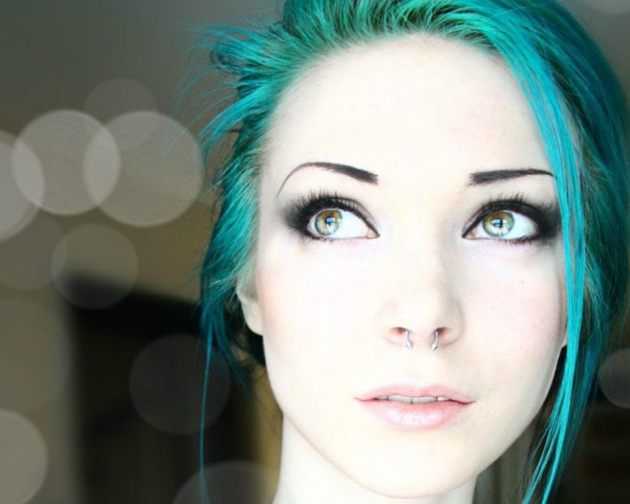 Девушка с голубым волосами и пирсингом в носу