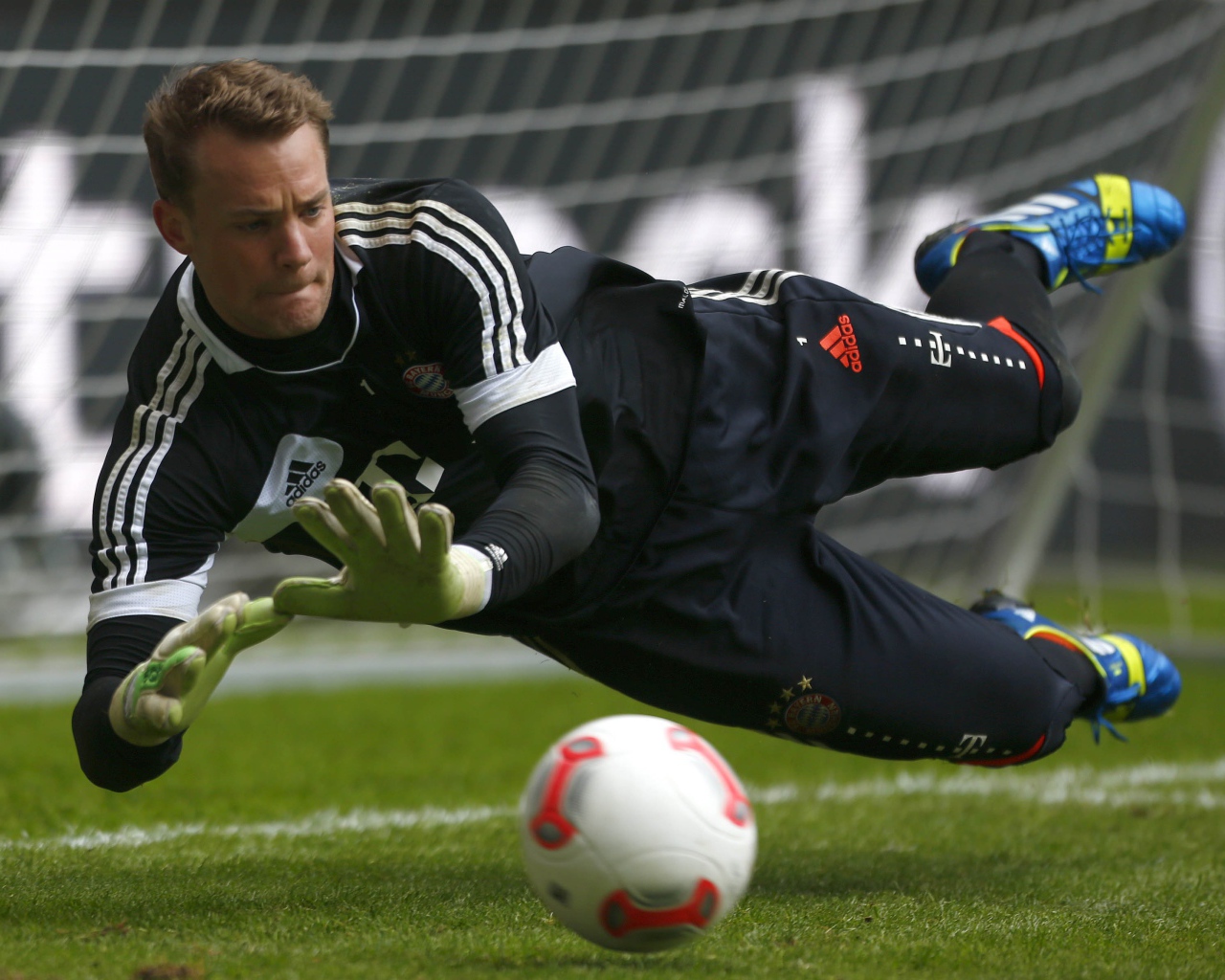 Голкипер Баварии Мануэль Нойер ловит мяч