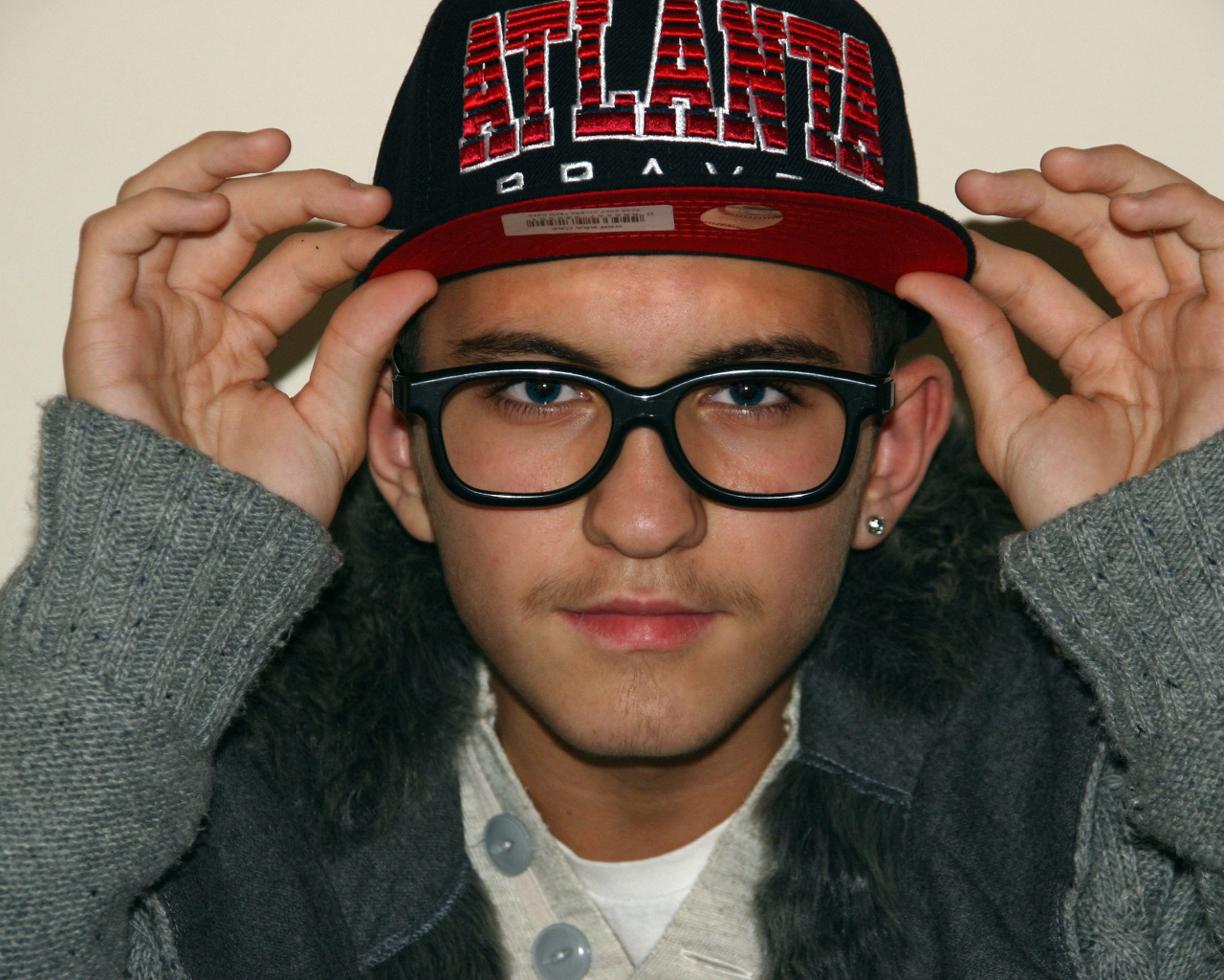 Парень в кепке atlanta, swag