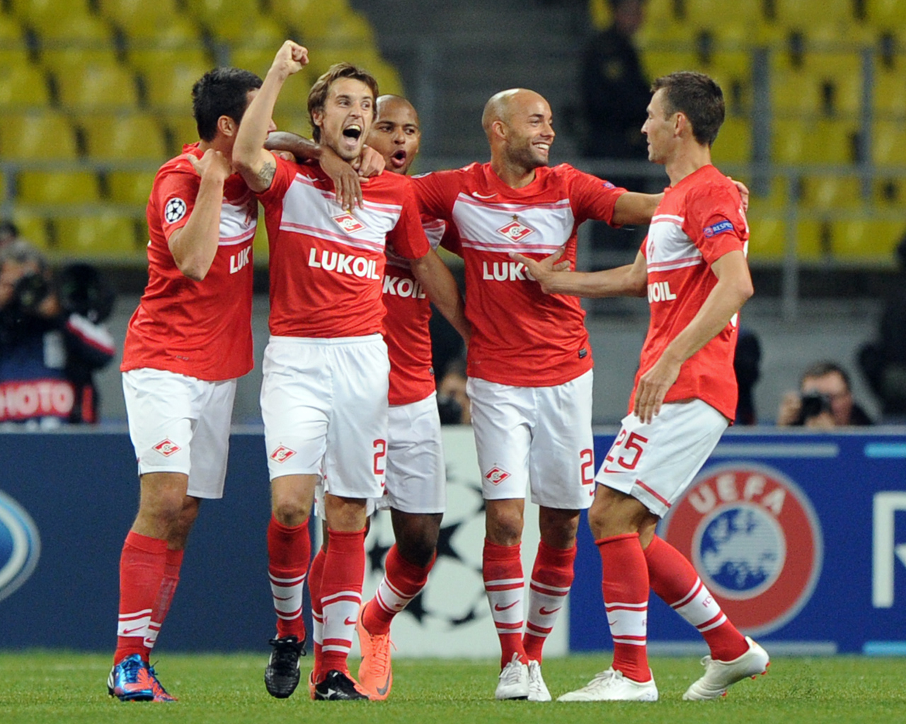 Полузащитник Спартака Дмитрий Комбаров и его команда