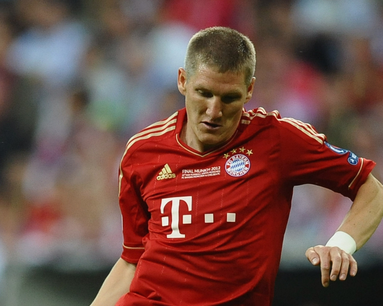  Полузащитник Баварии Бастиан Швайнштайгер